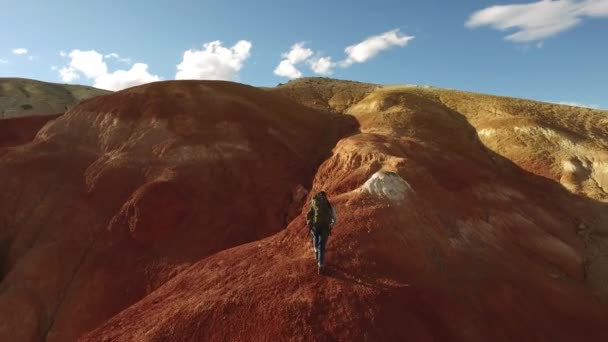 L'escursionista donna accende una bomba fumogena nelle montagne rosse — Video Stock