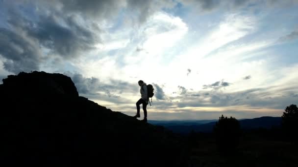 Caminhadas e mulheres de viagem indo para o pico da montanha — Vídeo de Stock