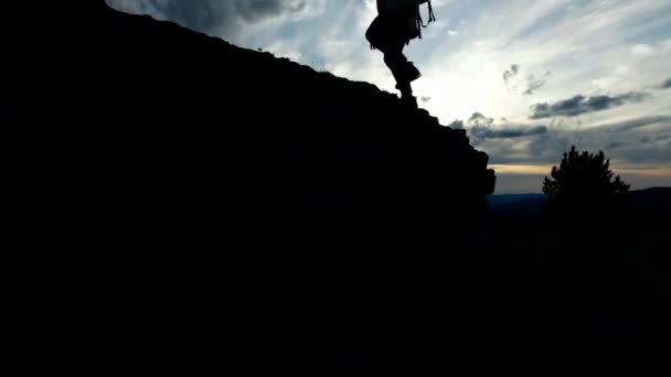 Hiking και ταξίδι γυναίκα πηγαίνει στην κορυφή του βουνού — Αρχείο Βίντεο