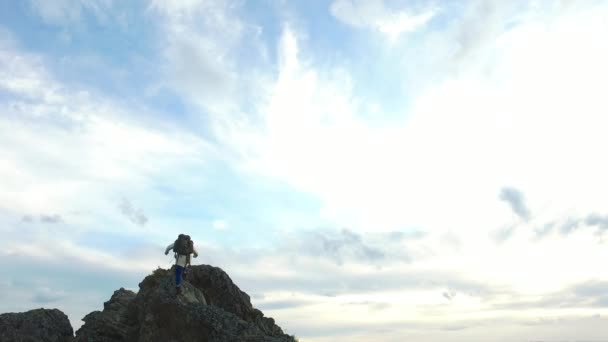 Escursionismo concetto di viaggio donna salire alla vetta della montagna — Video Stock