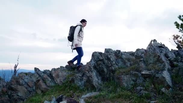 Wanderin genießt Wanderrucksack in den Bergen — Stockvideo