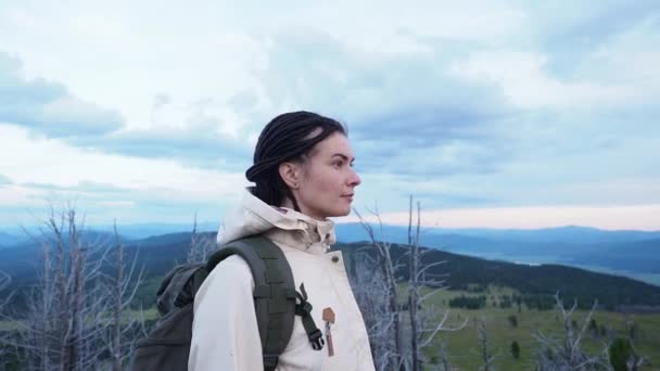 Face porträtt av hiker kvinna tittar på landskapet — Stockvideo