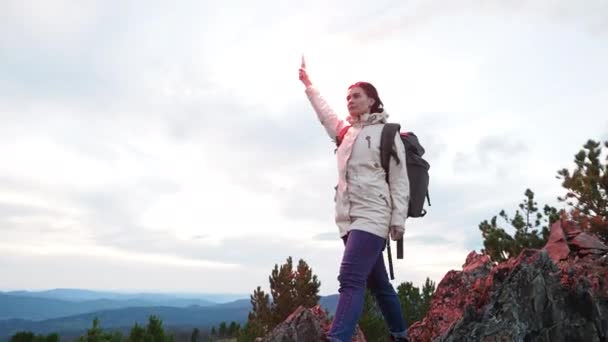 Escursionista donna godendo la cima con bomba fumogena — Video Stock