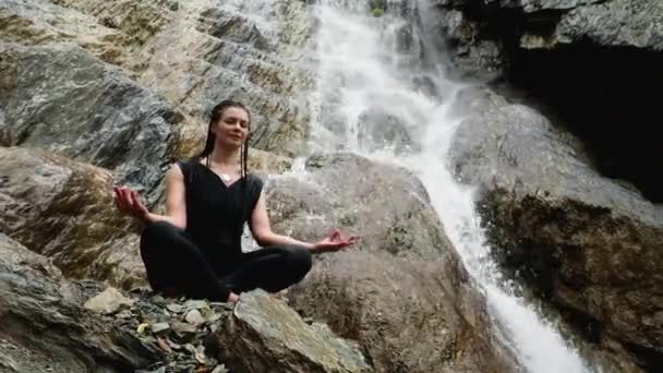 Kadın meditasyon pratik Yoga şelale yakınında — Stok video