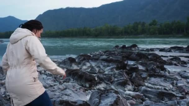 Wanderin läuft an Steinen vorbei, die den Fluss überqueren — Stockvideo