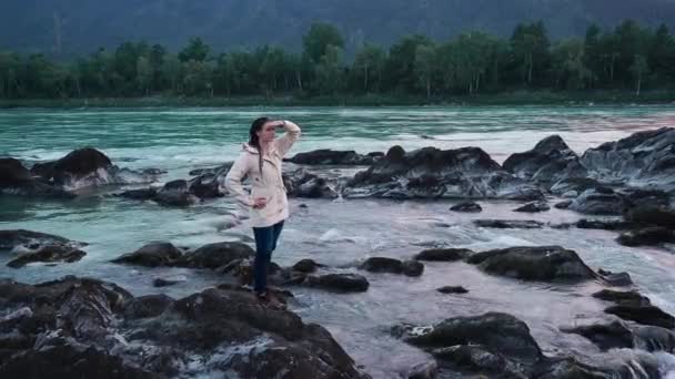Piękny Widok Scenie Natury Kobieta Stojąc Kamień Przepływ Rzeki Rozglądając — Wideo stockowe