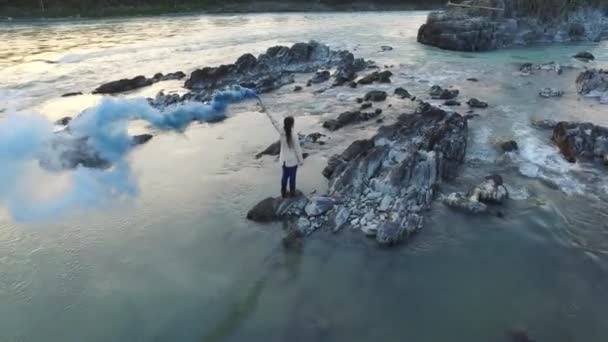 Excursionista aéreo disfrutar con bomba de humo en el río salvaje — Vídeo de stock