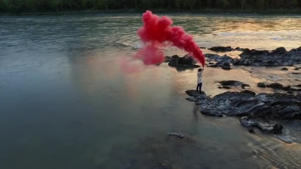 Aerial view hiker woman with smoke bomb in hand — Stock Video