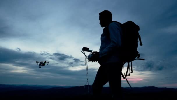 Caminante que controla el quadcopter usando teléfono inteligente — Vídeo de stock