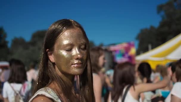 Menina coberta de brilho de ouro desfrutar na festa na praia — Vídeo de Stock