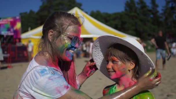 Tizenéves lány ölelés lányának a Holi fesztivál színek — Stock videók