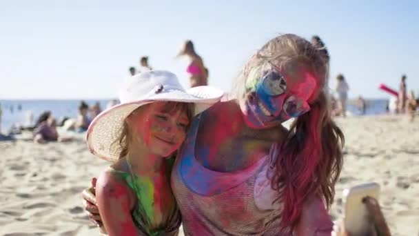 Девушка и ребенок делают фото на священной пляжной вечеринке — стоковое видео