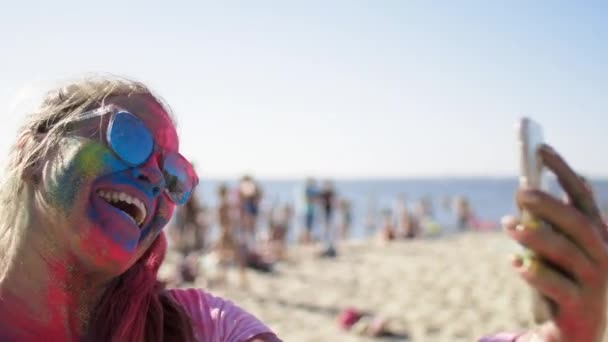 Holi festival e menina fazer uma foto no smartphone — Vídeo de Stock