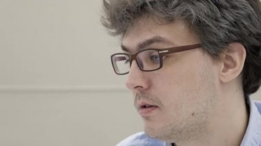 Konuşan doktor gözlük yüz portre istişare Kliniği, yakın çekim