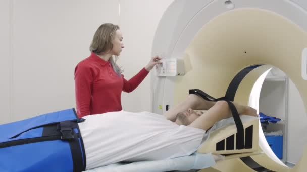 CT-scan em movimento com o homem deitado para diagnóstico de problemas de saúde — Vídeo de Stock