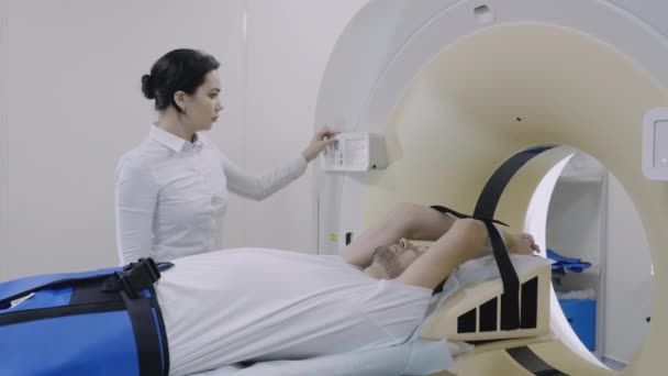 Läkare switch på beräknade diagnostik scanner med liggande där man — Stockvideo