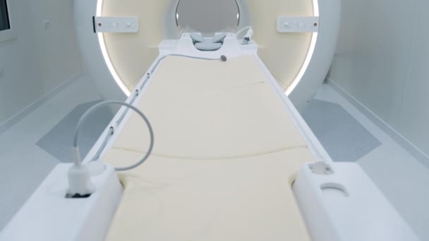 Mágneses rezonancia képalkotó diagnosztikai gép elszigetelt — Stock videók