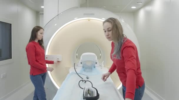 Infirmières préparant le scanner d'imagerie par résonance magnétique avant le patient — Video