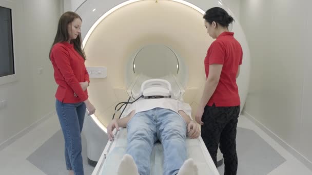 Manyetik rezonans görüntüleme makinenin nasıl çalıştığını stajyer için gösterilen doktor — Stok video