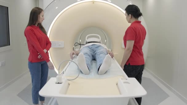 Kadın hasta ile Onkoloji için MRI tarama yaparken öğrenci ile — Stok video