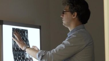 Erkek doktor analiz bilgisayarlı tomografi taraması ekranında