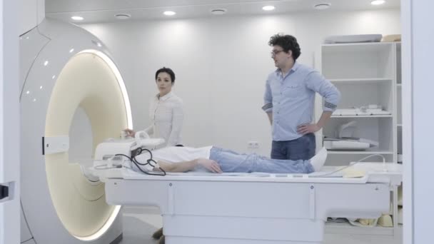Scan kepala MRI darurat klinis untuk meletakkan manusia — Stok Video
