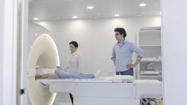 Γυναίκα επαγγελματίας ο σαρωτής Mri ελέγχου κατά τη διάρκεια της διάγνωσης — Αρχείο Βίντεο