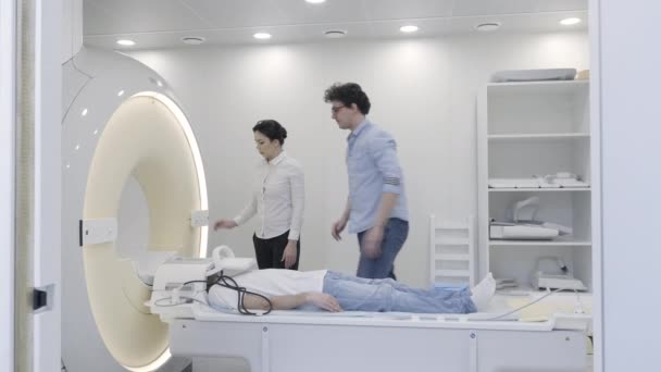 Stajyer için hasta Baş tomografisi yapıyor MRI tarayıcı ile çalışma — Stok video