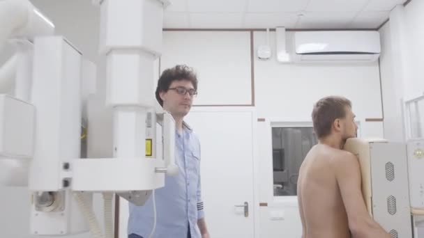 Preparação do médico o equipamento de roentgen para pulmões examinar o controle — Vídeo de Stock