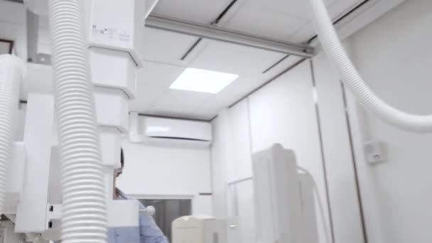 Intern mașină de control roentgen pentru examinarea radiografiei — Videoclip de stoc