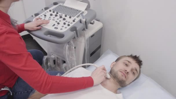 Ultrason tiroid için tanılama geçiren sırasında yatan adam — Stok video