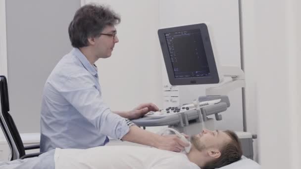 Doktor ultrason için erkek hasta tanı yapacağım — Stok video