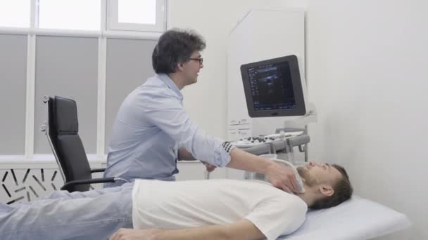 Instrumente für Ultraschalluntersuchungen in modernen Kliniken — Stockvideo