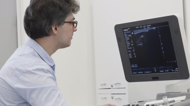 Ultrasonografie lékař odhalit nemoc na ultrazvuk zkoumat — Stock video