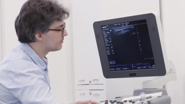 Échographie médecin détecter la maladie à l'échographie examiner — Video