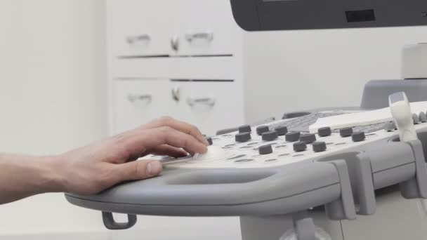 Médico de la mano utilizando equipos de ultrasonografía de control de la consola — Vídeo de stock