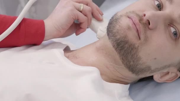 Чоловічий пацієнт проходить ультразвукову діагностичну процедуру для шиї — стокове відео