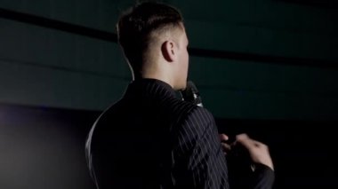 Sahne Alanı'ndan basın toplantısında medya kişi ile konuşmaya meşgul politikacı