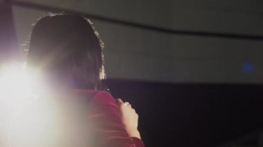 Sahne Alanı'ndan duygular ile seyirci ile konuşurken kadın mali Koç