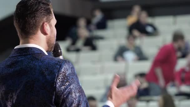 Persona que habla en la formación educativa de los estudiantes en el auditorio universitario — Vídeo de stock