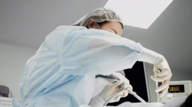 Hastane ameliyathanede araçları ile cerrah doktor manipülasyon