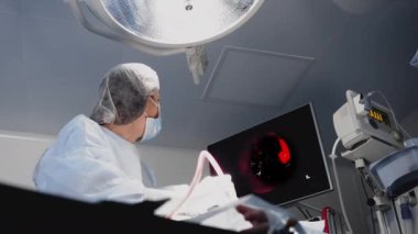 Cerrahi ameliyathane kadın izlemek için bakmak