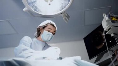 Ameliyat odasında kullanarak monitörde Doktor izleme cerrahisi süreci