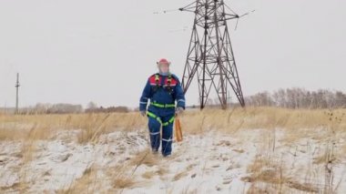 Yorgun tamirci elektrik istasyonu ile kış alanında yürüyüş