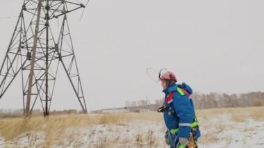 Elektrikçi tulum ve kask voltaj telleri tamir gidiyor