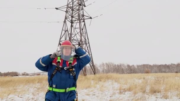 Elektriker man montering elektriska spänningsledningar på kraftledningen — Stockvideo