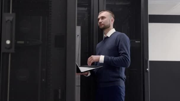 Správce v místnosti na serveru a přepsání v přenosném počítači — Stock video