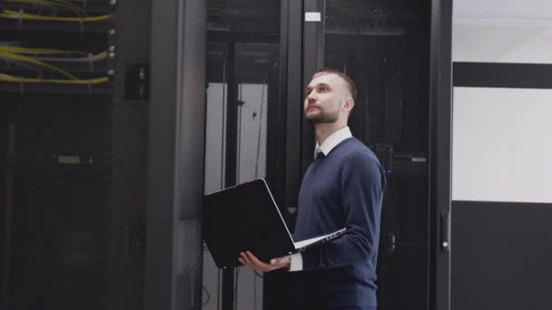 Administrador de suporte de sistema de servidor andando na sala do data center — Vídeo de Stock
