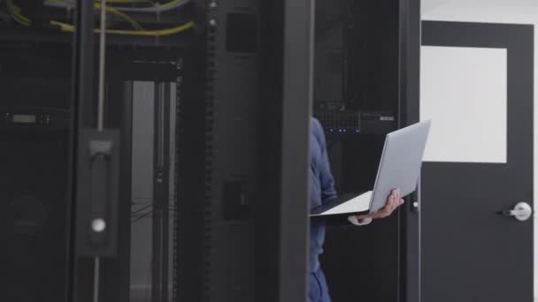 Beheerinfrastructuur voor beheerders in serverruimte van datacenter — Stockvideo