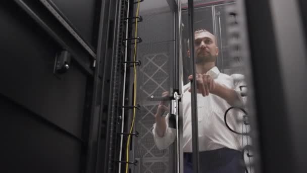 Mann öffnet Server-Rack des Hosting-Systems in Big Data Center — Stockvideo